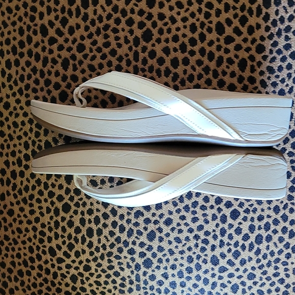 Vionic flip flops sandals size 8.5 or 9 - Picture 7 of 14